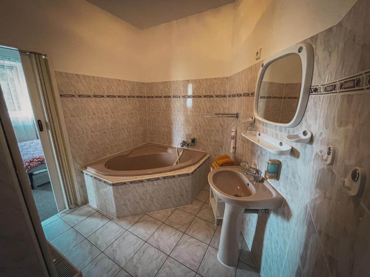 Hotel Apartment Faraon Rumburk Esterno foto