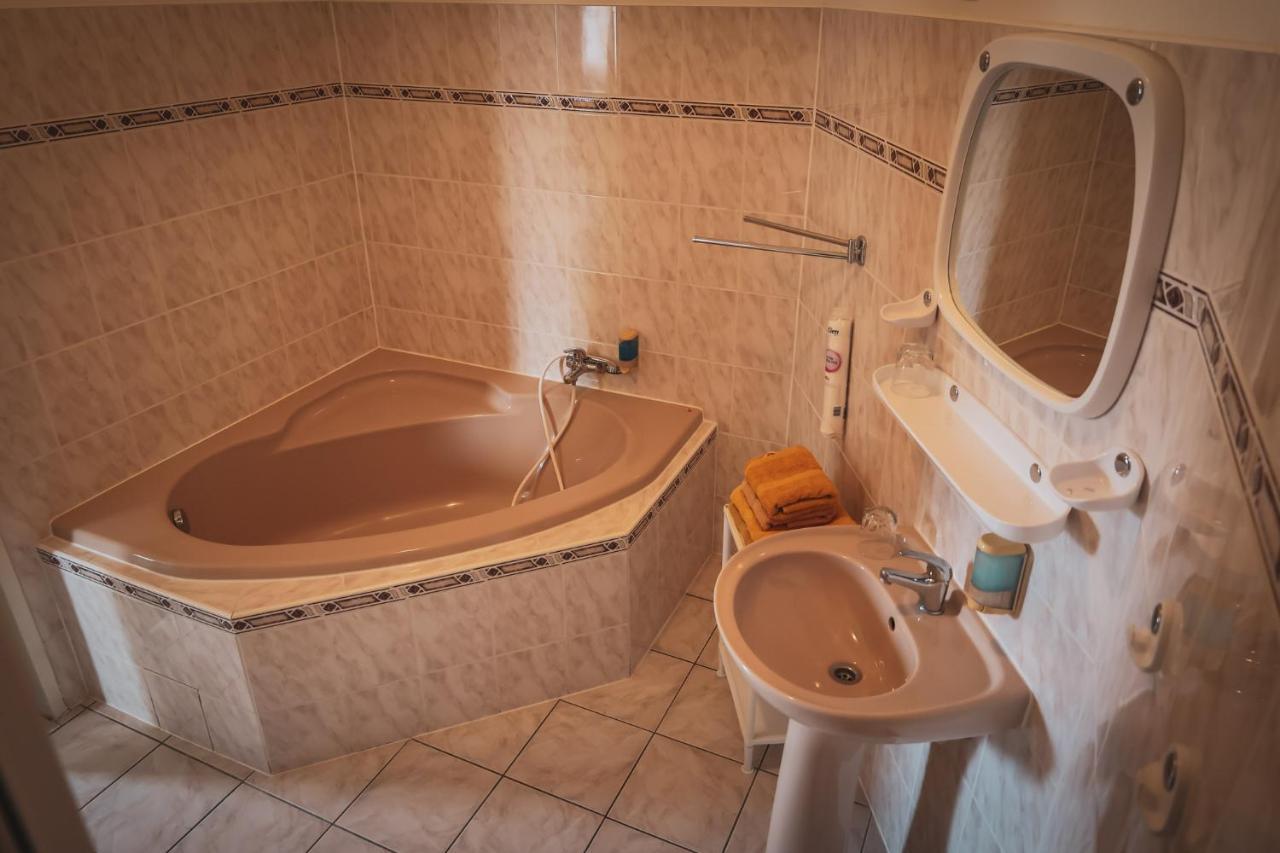 Hotel Apartment Faraon Rumburk Esterno foto